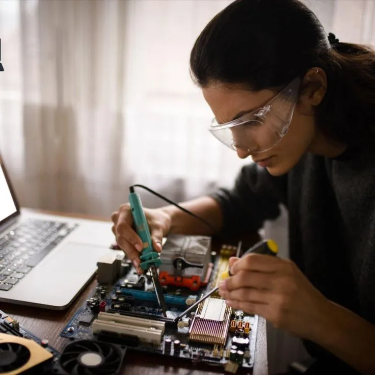 Profissional de TI realizando reparo em placa-mãe de computador para garantir o bom funcionamento dos sistemas.