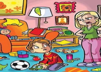 Teste de QI com uma sala bagunçada com brinquedos no chão, menino ajoelhado brincando e mulher loira parecendo irritada.