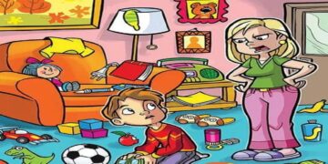Teste de QI com uma sala bagunçada com brinquedos no chão, menino ajoelhado brincando e mulher loira parecendo irritada.