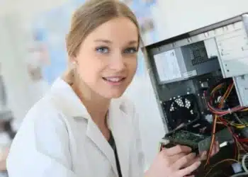Profissional de TI trabalhando no interior de um computador para garantir a segurança cibernética.