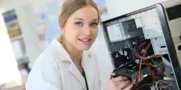 Profissional de TI trabalhando no interior de um computador para garantir a segurança cibernética.