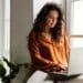Mulher usando notebook para trabalhar pela internet