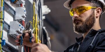 Profissional técnico em eletromecânica com ferramentas e equipamentos elétricos