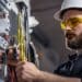 Profissional técnico em eletromecânica com ferramentas e equipamentos elétricos