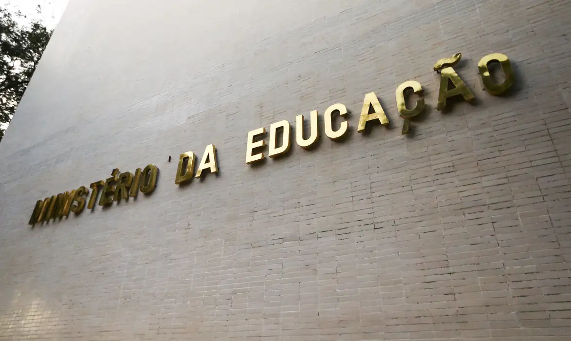 Fachada do prédio do Ministério da Educação com letras douradas