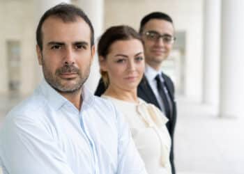 Profissionais de diferentes idades e setores, representando a diversidade nas mudanças de carreira.