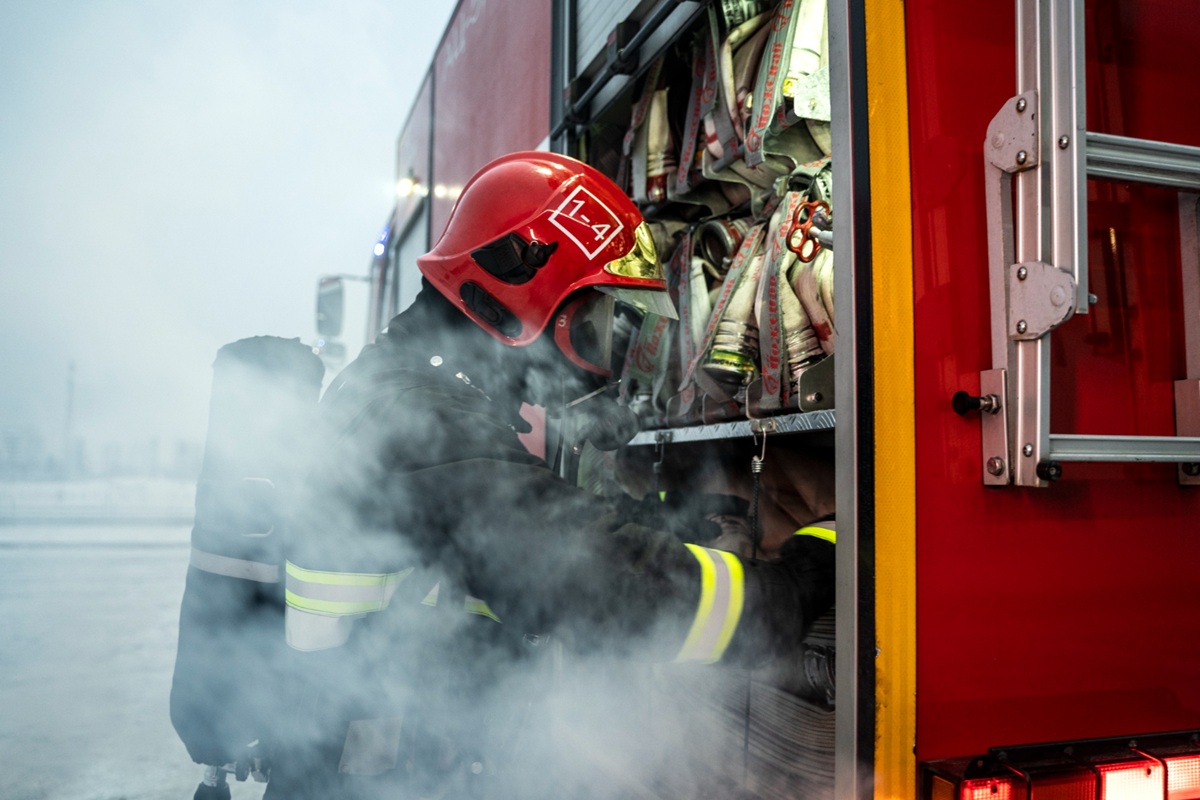 Bombeiro em ação, operando uma unidade de combate a incêndios.