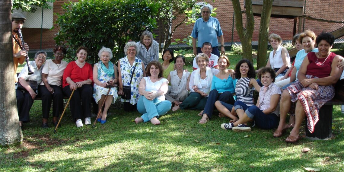 Grupo de idosos participando de atividades culturais ao ar livre.