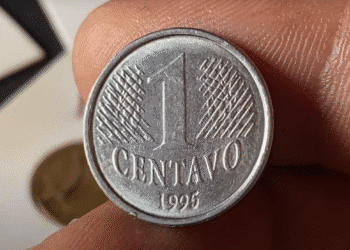 Moeda de 1 centavo de 1995 com possível erro de cunhagem.