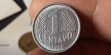 Moeda de 1 centavo de 1995 com possível erro de cunhagem.