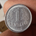 Moeda de 1 centavo de 1995 com possível erro de cunhagem.