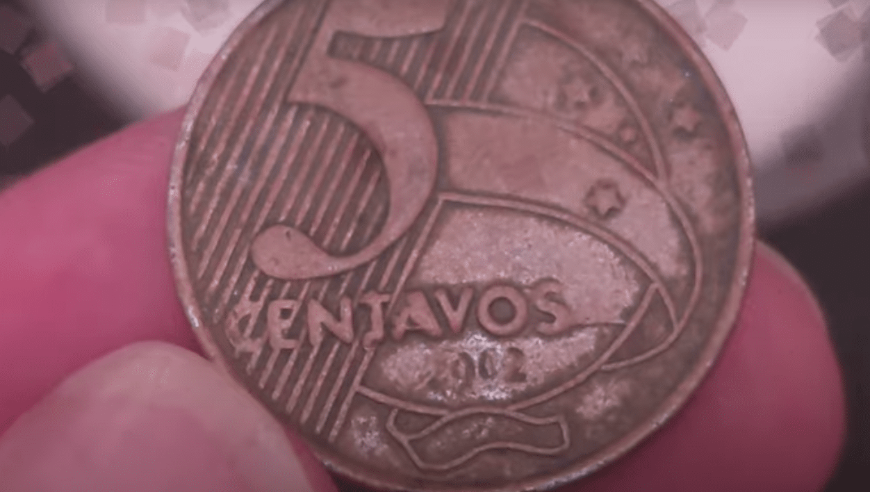 Moeda de 5 centavos com erro de cunho quebrado no detalhe