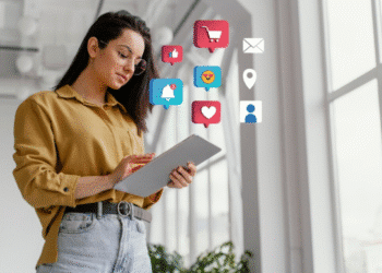 Mulher usando tablet com ícones de redes sociais flutuando ao redor