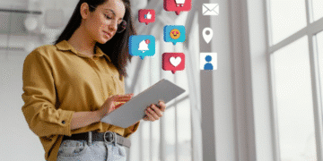 Mulher usando tablet com ícones de redes sociais flutuando ao redor