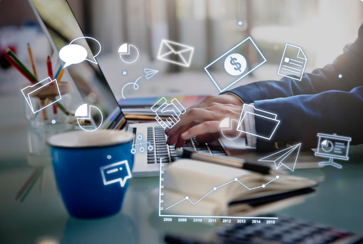 Pessoa digitando em notebook com gráficos e ícones digitais ao redor