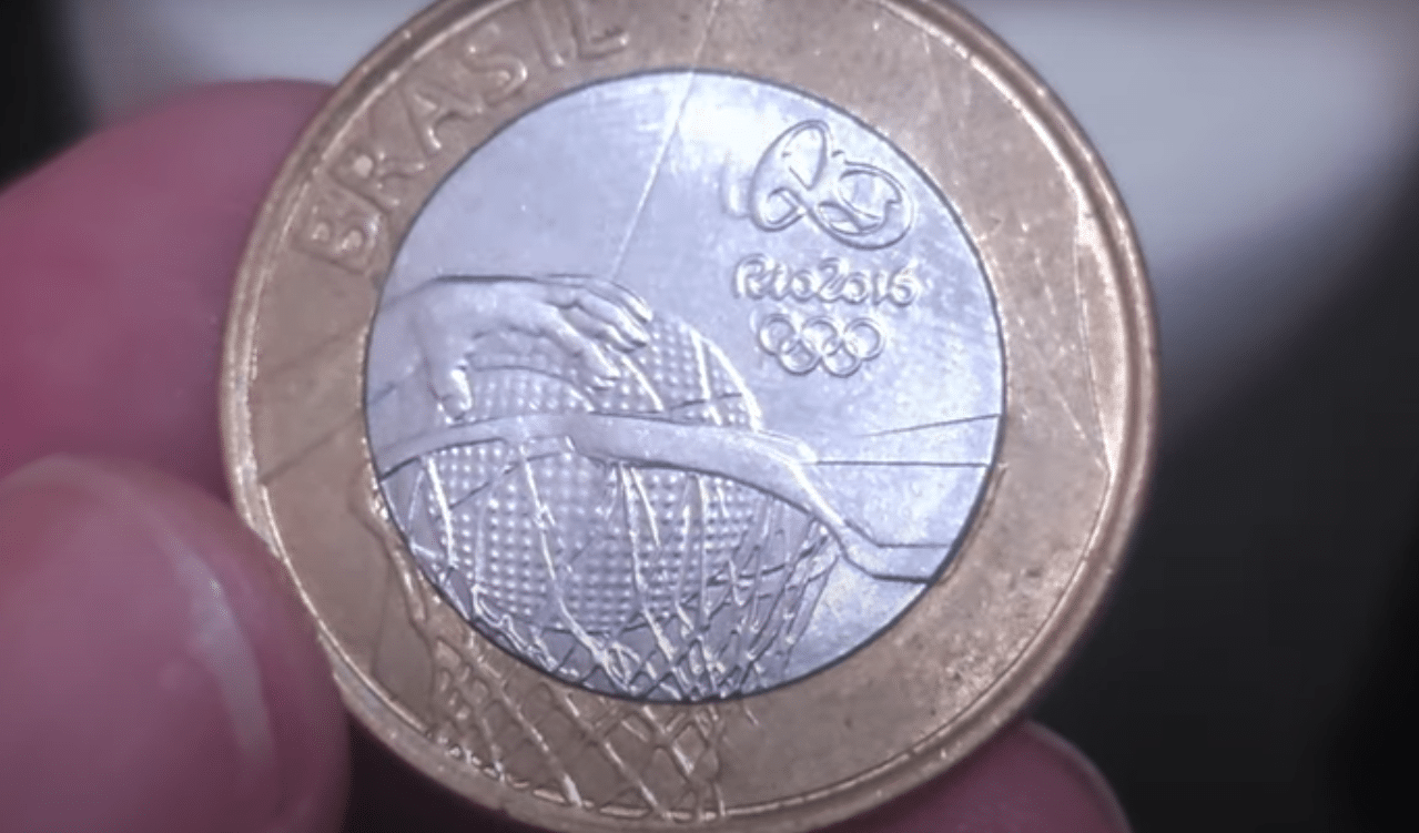 Moeda de 1 real comemorativa das Olimpíadas Rio 2016 com desenho de basquete