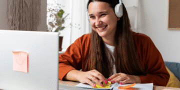 Estudante se preparando para concurso público com aula on-line