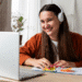 Estudante se preparando para concurso público com aula on-line