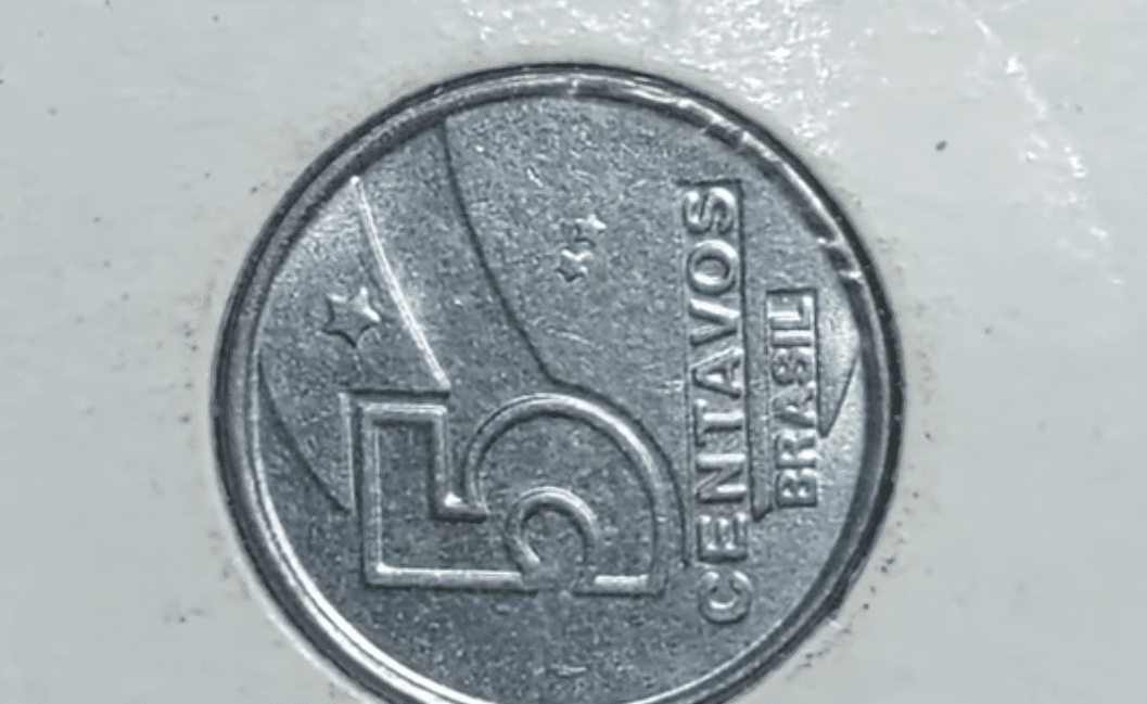 Moeda de 5 centavos de 1990 com possível erro de reverso invertido