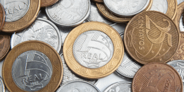 Moedas brasileiras do real de diferentes valores e datas espalhadas