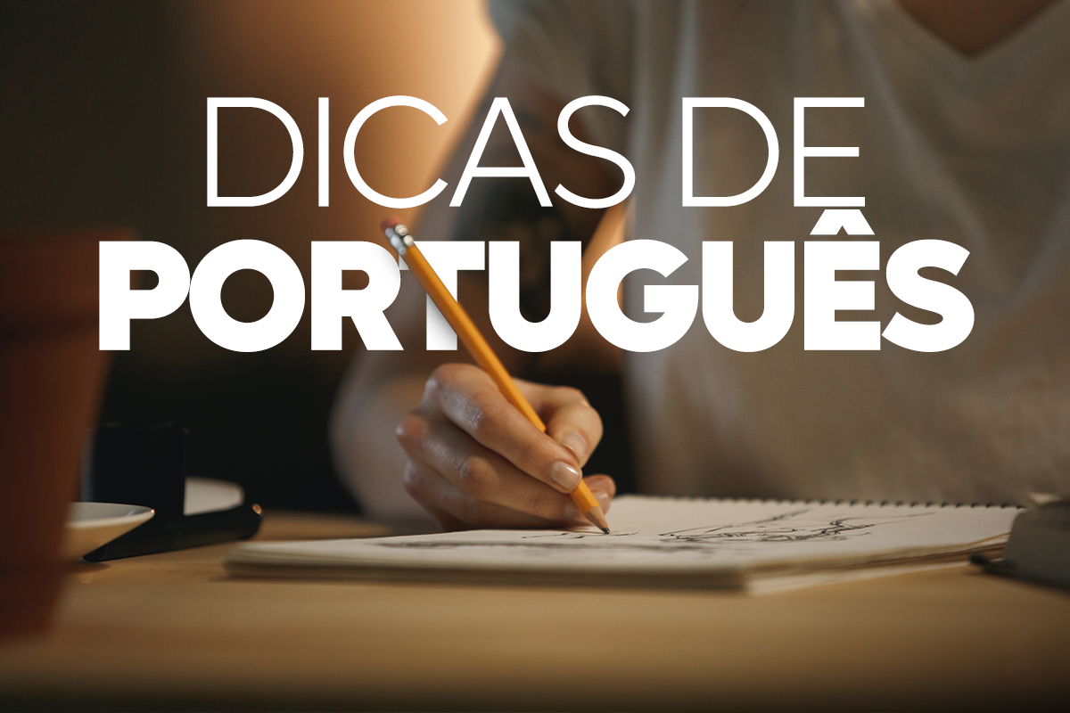 Pessoa escrevendo à mão com lápis sobre caderno, com o texto “Dicas de Português” ao centro