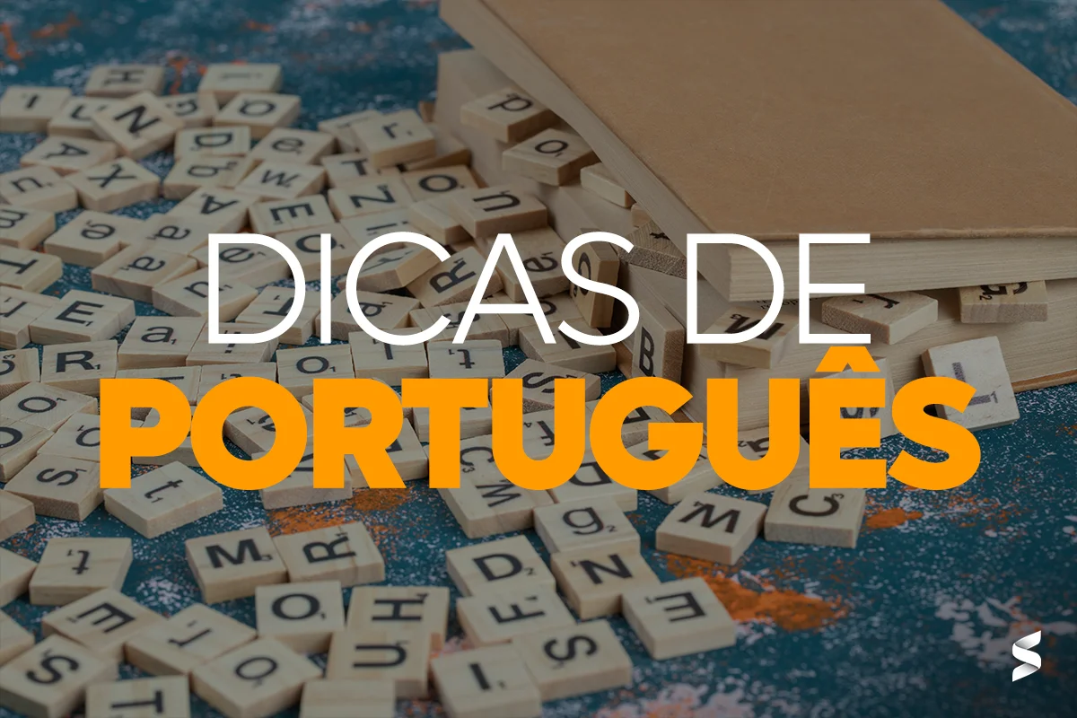 Imagem com as palavras 'Dicas de Português' em destaque, com peças de jogo de palavras e um livro ao fundo