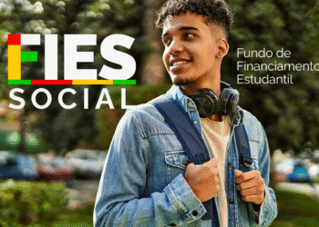Imagem promocional do FIES 2025 mostrando jovem sorrindo com mochila, representando a vitória na seleção do financiamento estudantil.