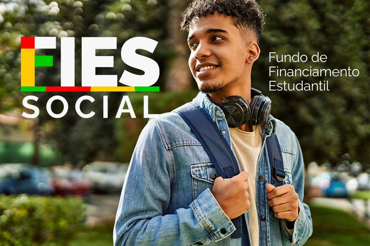 Estudante sorrindo com mochila e fones de ouvido ao fundo de um ambiente ao ar livre, ilustrando o programa FIES Social.