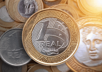 Moeda de 1 real destacada entre outras, com foco no ano de 2014