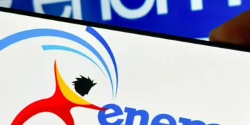 Logo do ENEM em dispositivo móvel, com fundo azul e a figura estilizada de uma pessoa.