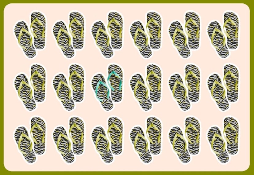 Desafio lógico com chinelos de dedo listrados em preto e amarelo, dispostos em uma grade. O objetivo é identificar o chinelo diferente entre os outros.