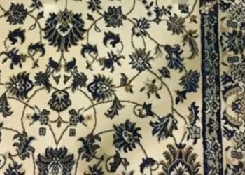 Desafio lógico com um celular camuflado sobre tapete floral ao lado de uma mesa branca.