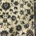 Desafio lógico com um celular camuflado sobre tapete floral ao lado de uma mesa branca.