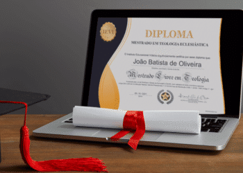 "Diploma digital de Mestrado em Teologia, com uma fita vermelha e um laptop exibindo o certificado.