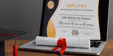 "Diploma digital de Mestrado em Teologia, com uma fita vermelha e um laptop exibindo o certificado.