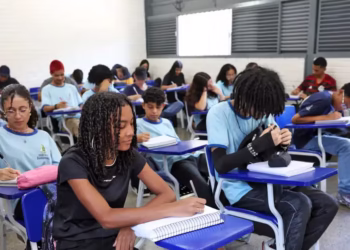 Imagem ilustrativa de estudantes do ensino publico.