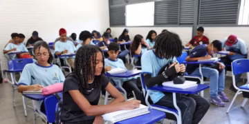 Imagem ilustrativa de estudantes do ensino publico.