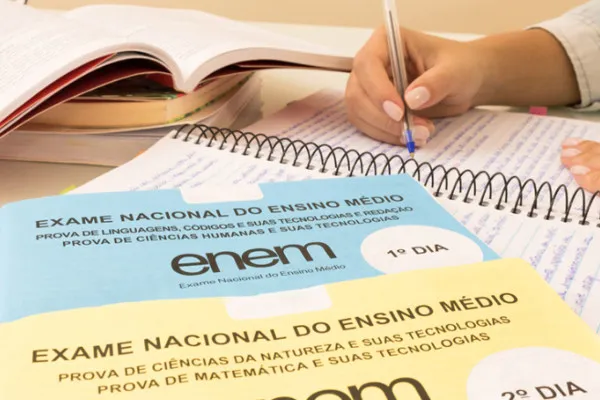 Imagem do Exame Nacional do Ensino Médio (Enem) com apostilas e anotações, representando a preparação para a prova.