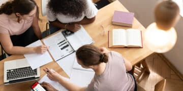 Estudantes e profissionais aprendendo sobre as regras de concordância verbal com exemplos práticos.