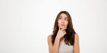 Mulher pensativa, simbolizando a dúvida sobre o uso correto das formas ‘sido’ ou ‘cido’ na língua portuguesa.