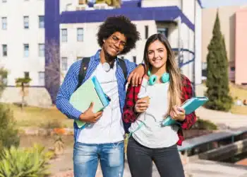Estudantes felizes com material escolar, representando os desafios e as verdades enfrentadas na vida acadêmica.