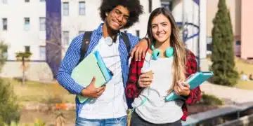 Estudantes felizes com material escolar, representando os desafios e as verdades enfrentadas na vida acadêmica.