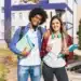 Estudantes felizes com material escolar, representando os desafios e as verdades enfrentadas na vida acadêmica.