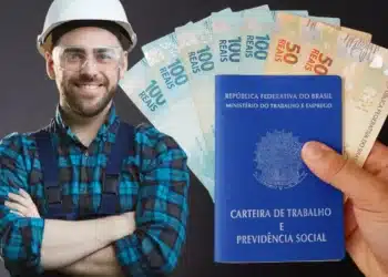 Trabalhador com capacete e óculos de proteção, sorrindo, com notas de dinheiro e a Carteira de Trabalho e Previdência Social ao fundo, ilustrando profissões que podem ser bem remuneradas sem diploma universitário.