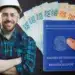 Trabalhador com capacete e óculos de proteção, sorrindo, com notas de dinheiro e a Carteira de Trabalho e Previdência Social ao fundo, ilustrando profissões que podem ser bem remuneradas sem diploma universitário.
