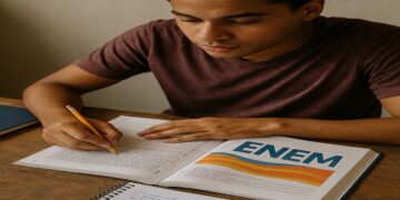 Estudante brasileiro concentrado em mesa de estudos com materiais do ENEM