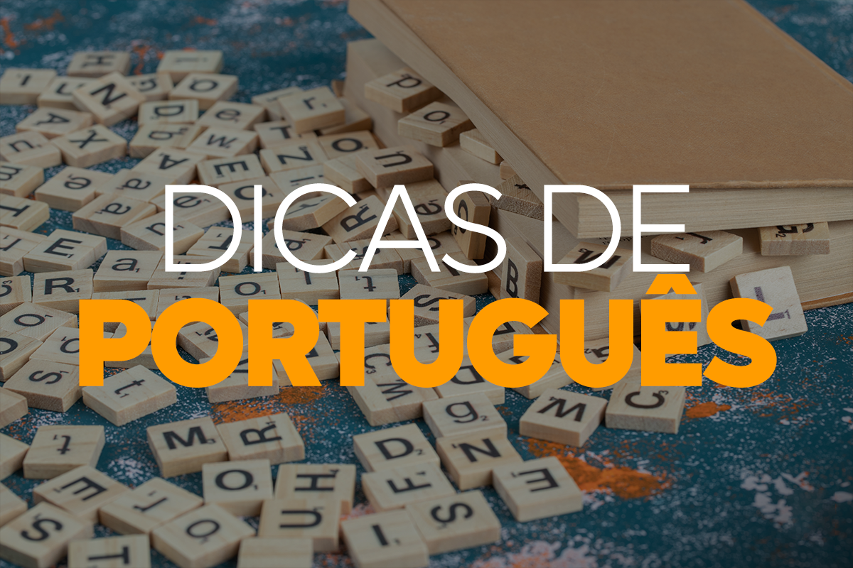 Imagem de um livro aberto e várias peças de madeira com letras espalhadas, simbolizando o estudo da língua portuguesa para escrever corretamente.