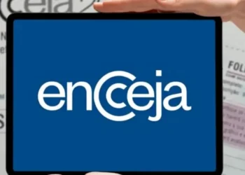 Imagem do logo do Encceja exibido em um tablet, com fundo de uma folha de redação, destacando a consulta ao gabarito do exame 2025.