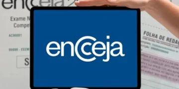 Imagem do logo do Encceja exibido em um tablet, com fundo de uma folha de redação, destacando a consulta ao gabarito do exame 2025.