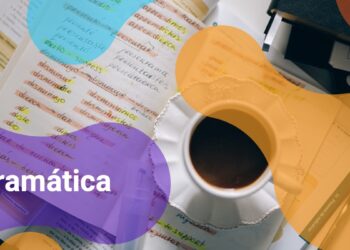 Estudo de gramática com destaque para regras e exemplos, acompanhado de uma xícara de café.